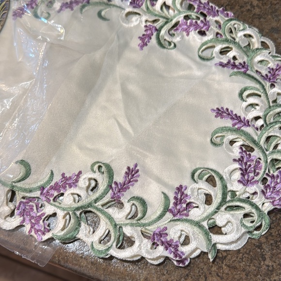 Table runner and placemats - Picture 4 of 6